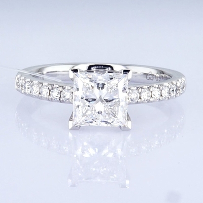 18k 1.5ct+ プリンセスデザインリング デイリースタイル プリンセス形 白 合成ダイヤモンドリング