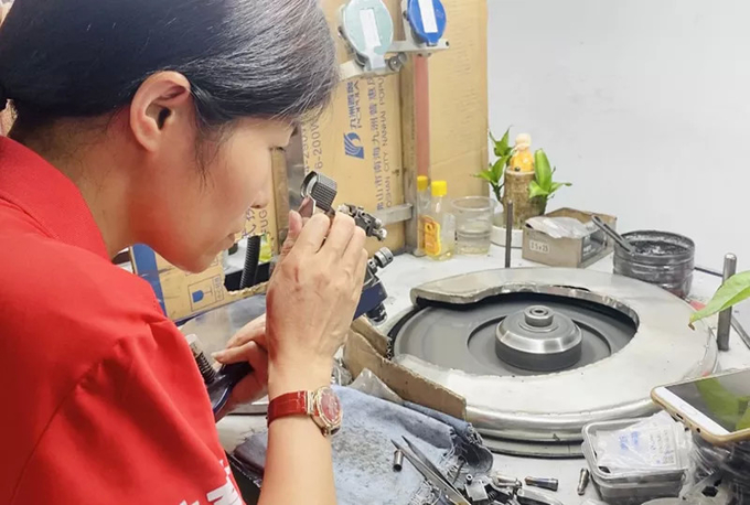 色H-Dのクッションは実験室によって育てられたダイヤモンドの宝石類の装飾4を切った